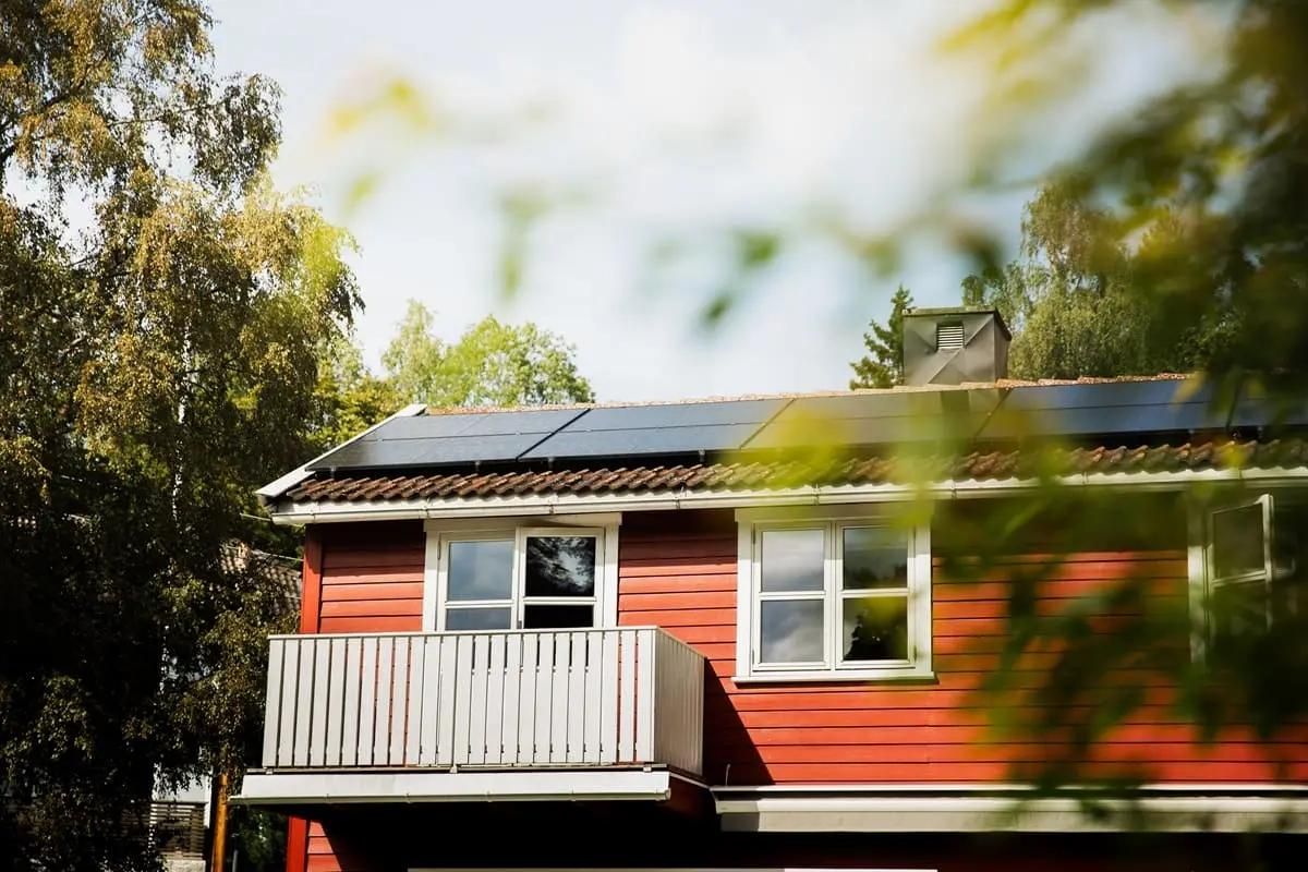 Rött hus med solpaneler på taket