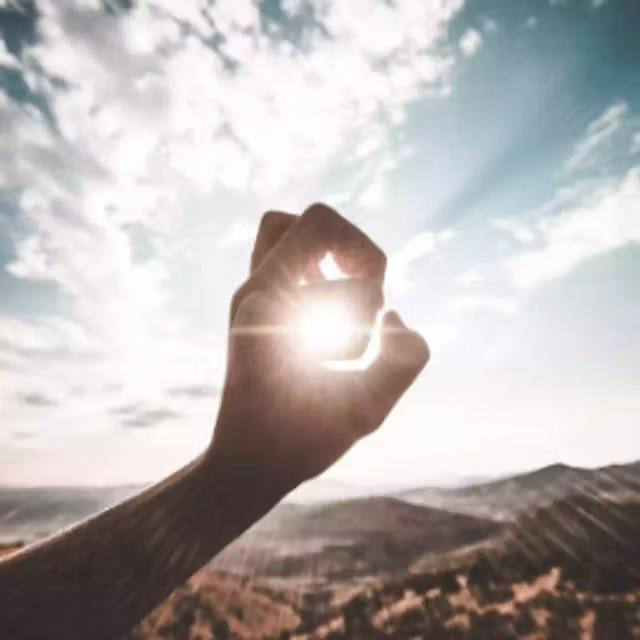 sole in mano