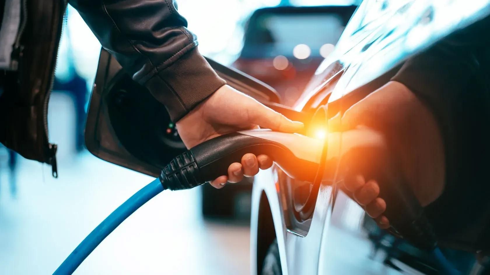 Carica Batteria Auto Elettrica