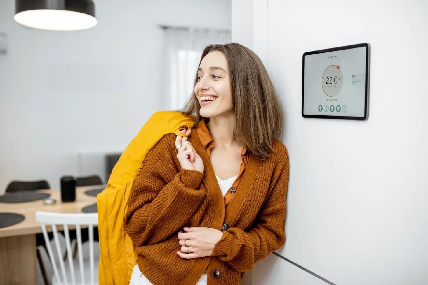 ragazza che sta per uscire di casa
