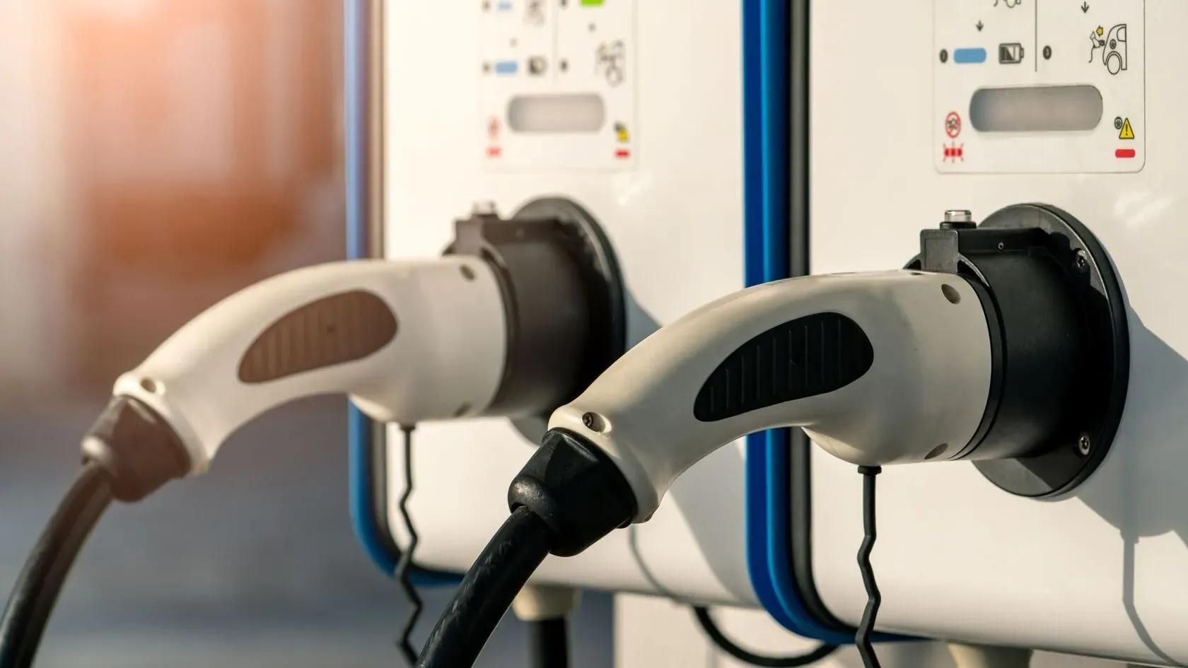 Carica Batteria Auto Elettrica