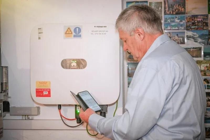 Uomo anziano che controlla inverter