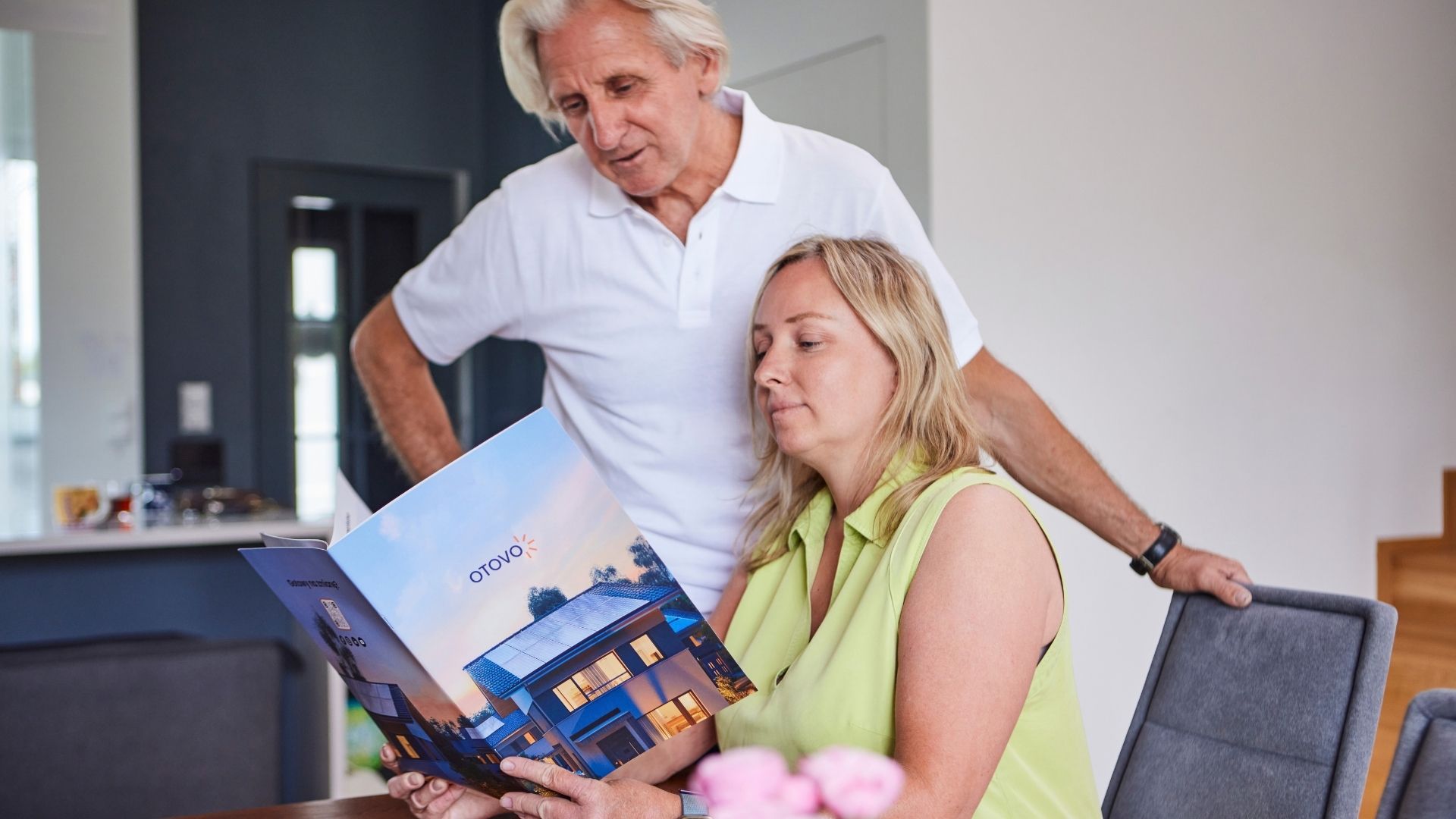 Proprietari di casa che leggono di Otovo Care